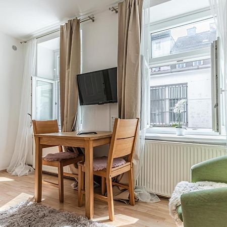 City Vibes: 1Br Apt, 10 Min To Westbahnhof Vienna Exterior photo