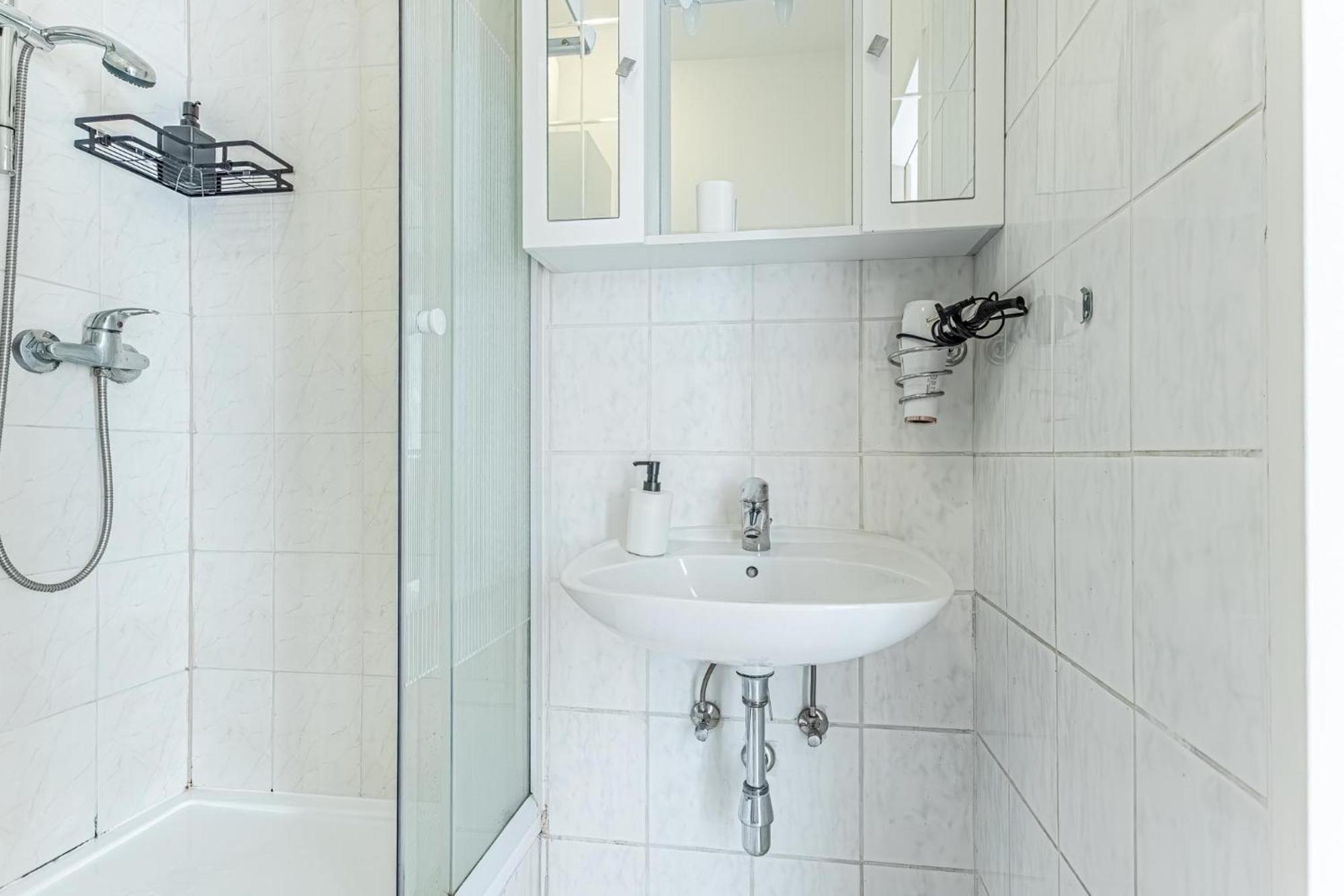 City Vibes: 1Br Apt, 10 Min To Westbahnhof Vienna Exterior photo