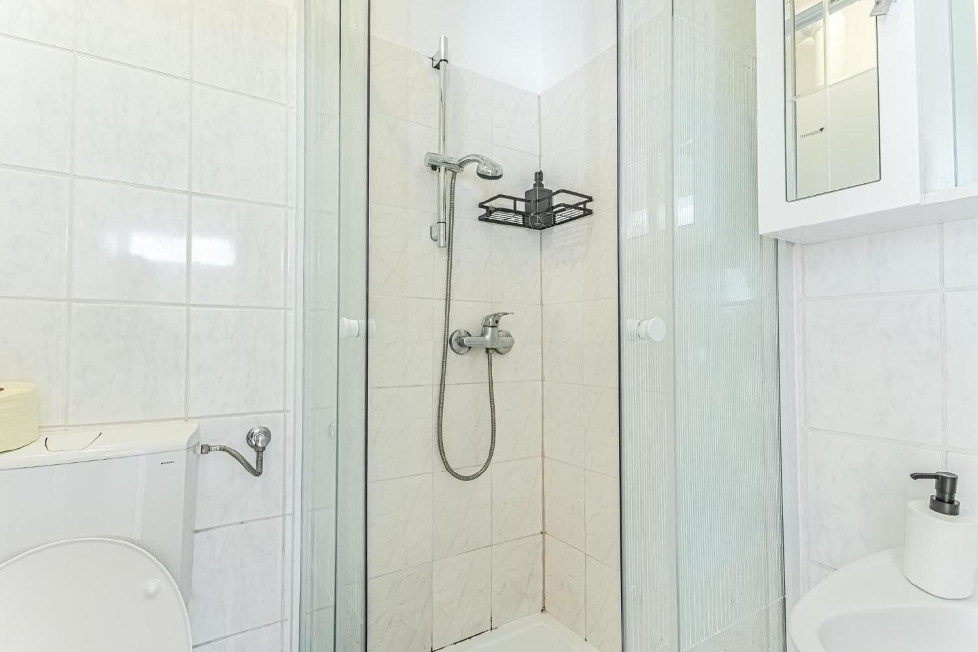 City Vibes: 1Br Apt, 10 Min To Westbahnhof Vienna Exterior photo