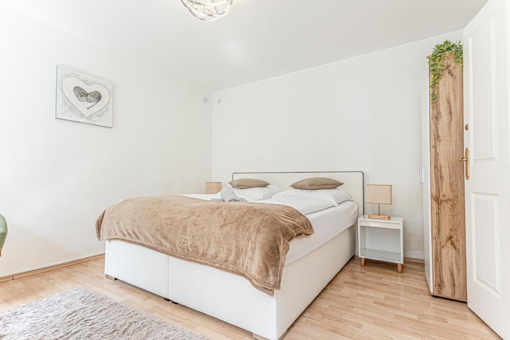 City Vibes: 1Br Apt, 10 Min To Westbahnhof Vienna Exterior photo